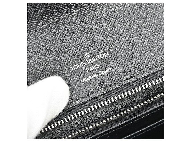 Pochette Louis Vuitton Selenga in pelle Taiga Nero - vista 4