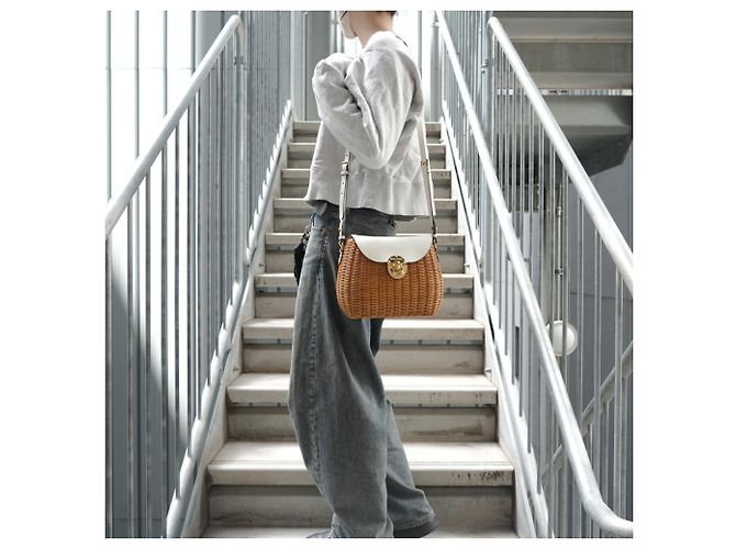 Borsa a tracolla in paglia marrone Miu Miu - vista 12