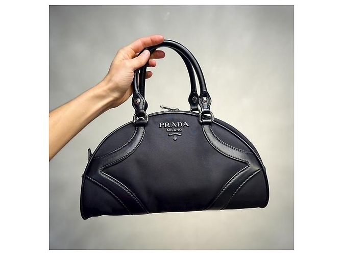 Prada Bowler Bag aus schwarzem Nylon und Leder - Ansicht 2