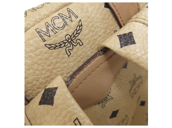 Mochila MCM com estampa total e tachas Bege - vista 16