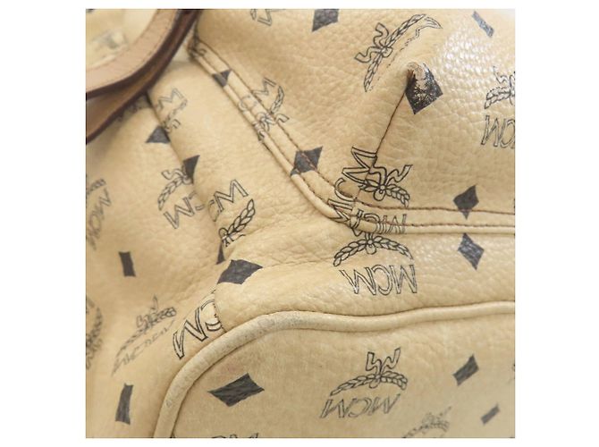Mochila MCM com estampa total e tachas Bege - vista 21