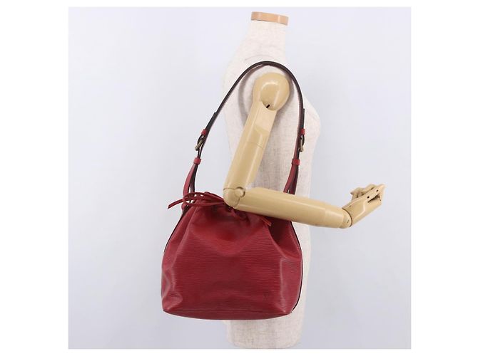 Borsa a Spalla LOUIS VUITTON Epi Petit Noe Rosso M44107 LV Auth 188820 - vista 21