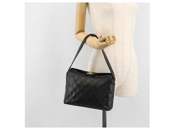 CHANEL Matelasse Chain Shoulder Bag Leather Black Gold CC Auth 188720 Nero D'oro - vista 24