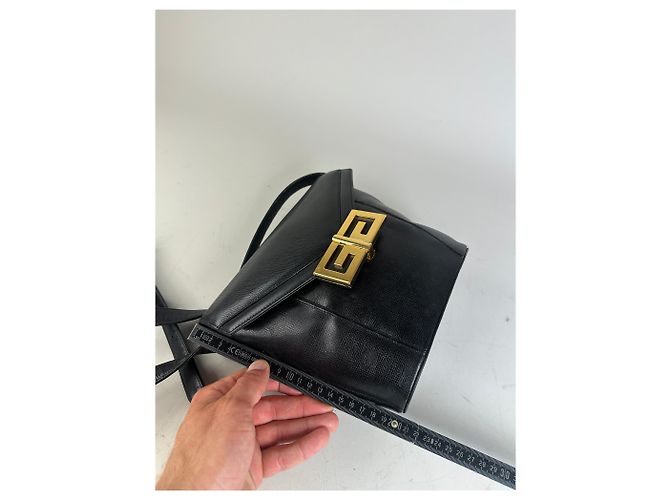 Vintage Givenchy Logo Prägeleder Schultertasche Schwarz Gold - Ansicht 11
