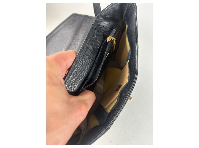 Vintage Givenchy Logo Prägeleder Schultertasche Schwarz Gold - Ansicht 3