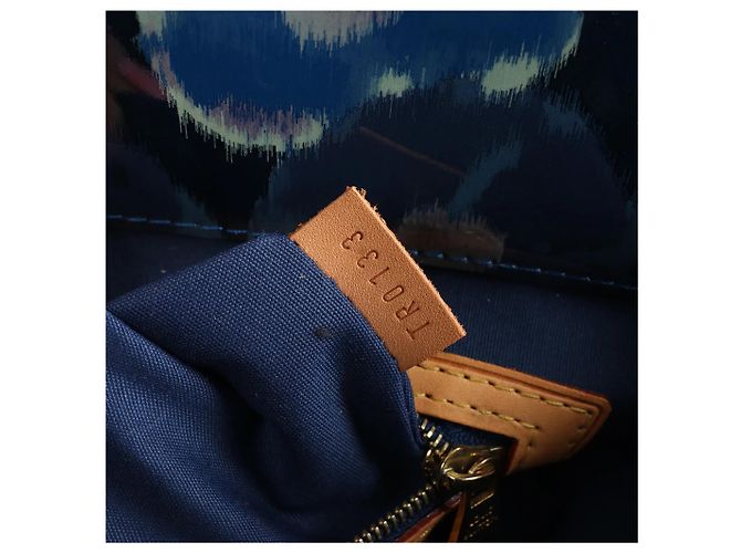 Sac à main Louis Vuitton Catalina Monogram Ikat Flower en bleu M90035 - vue 12