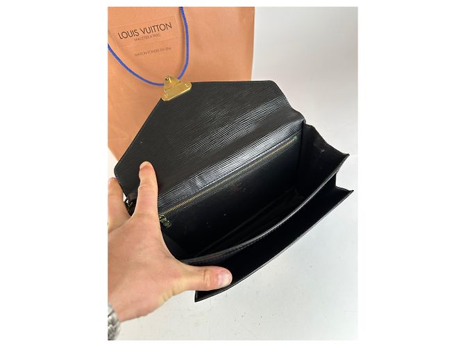 Clutch Vintage Louis Vuitton in pelle Epi nera Nero - vista 3