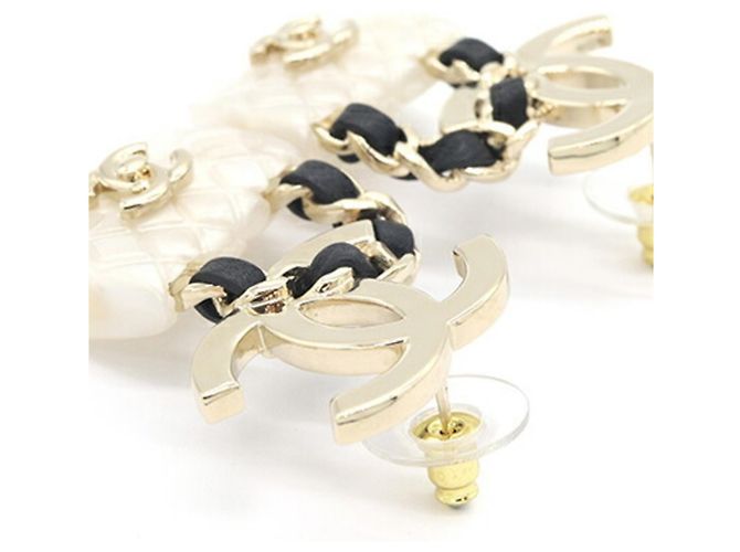 Pendientes Chanel Matelasse Stud Negro Blanco - vista 3