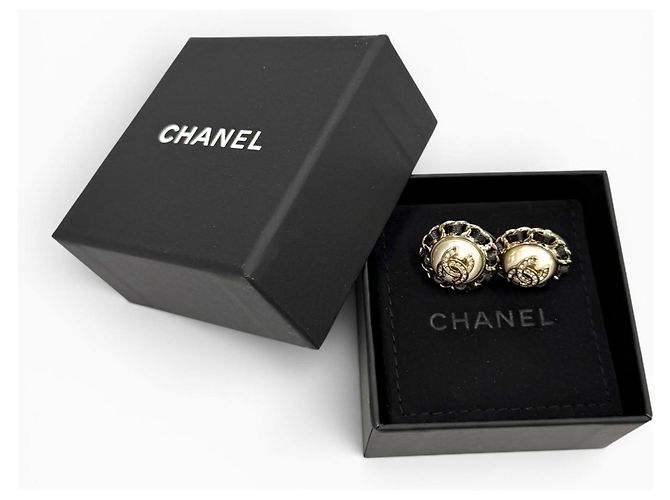 Orecchini Chanel B25 Coco Mark in pelle con bordi in cristallo e perle Nero Bianco - vista 2
