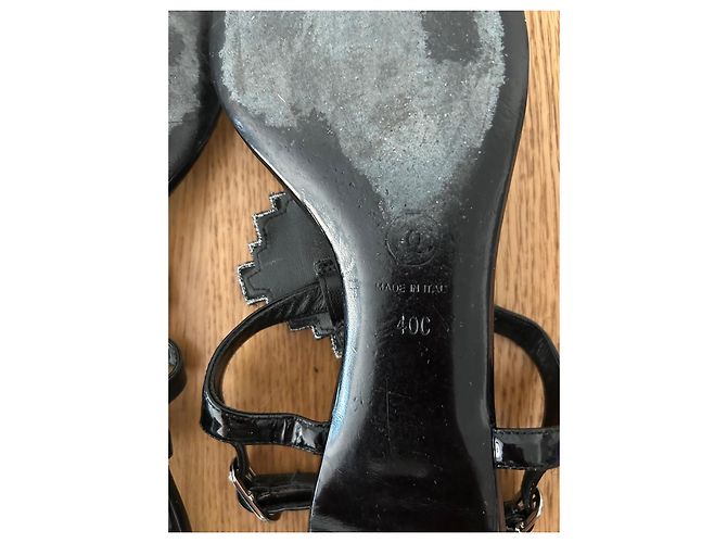 Chanel Sandali T-Strap in Vernice Nera Decorati Nero - vista 10