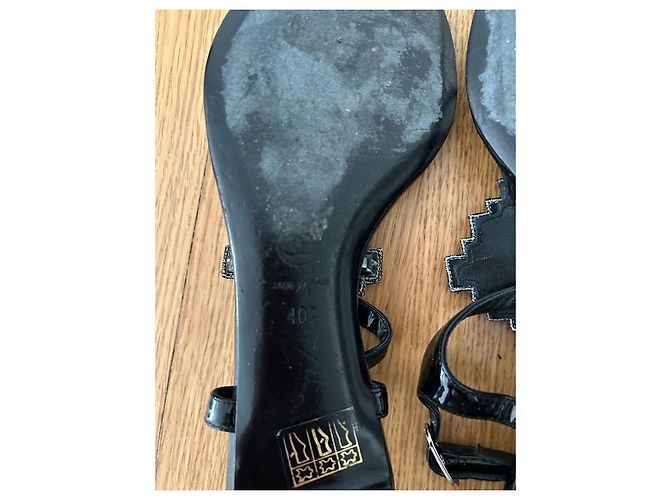 Chanel Sandali T-Strap in Vernice Nera Decorati Nero - vista 11