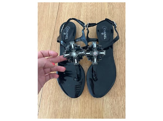 Chanel Sandali T-Strap in Vernice Nera Decorati Nero - vista 3