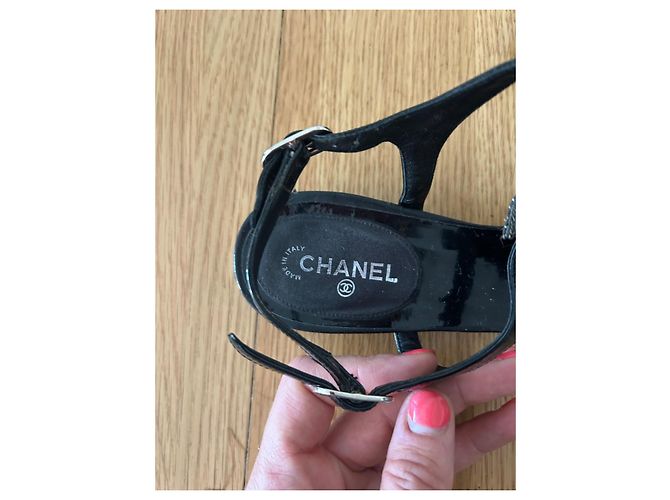 Chanel Sandali T-Strap in Vernice Nera Decorati Nero - vista 5