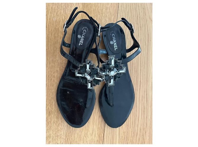 Chanel Sandali T-Strap in Vernice Nera Decorati Nero - vista 7