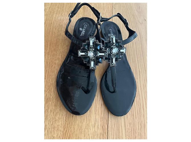 Chanel Sandali T-Strap in Vernice Nera Decorati Nero - vista 8