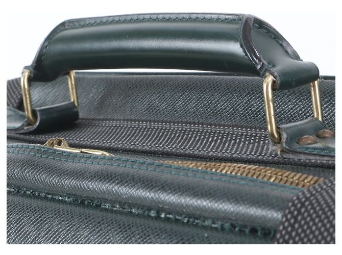 Louis Vuitton Taiga Satellite 53 Handtasche - Ansicht 2