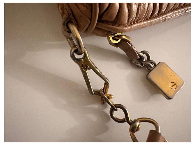 Miu Miu Borsa Matelassé in pelle beige - vista 9