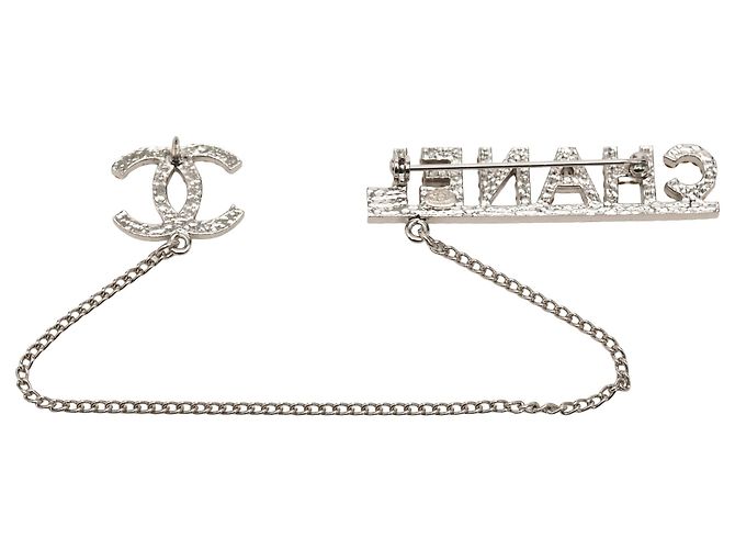 Chanel Silber CC Messing Strass-Ansteckbrosche mit Kette - Ansicht 2