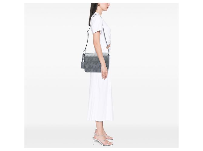 Fendi Gris Zucca Spalmati Flap Crossbody Castaño - vista 5