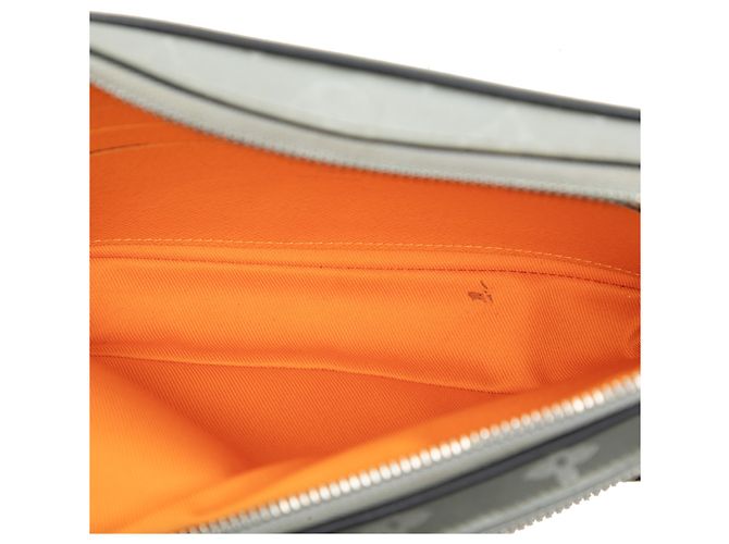 Clutch Louis Vuitton Gray Monogram Satellite Alpha Marrone - vista 4
