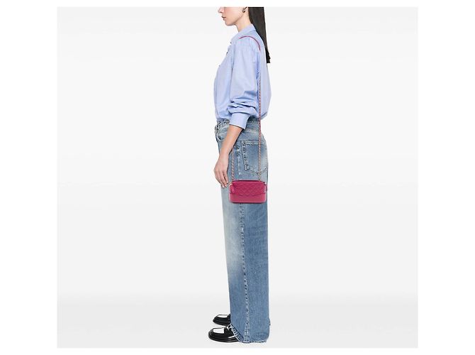 Pochette Gabrielle Chanel à matelassage en cuir de veau vieilli rose avec double fermeture éclair et chaîne - vue 6