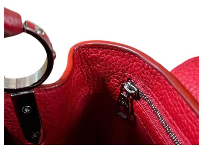 Borsa a tracolla Louis Vuitton Capucines BB in pelle Taurillon Rosso - vista 15