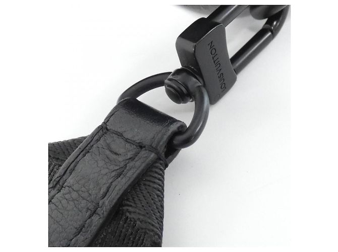 Noe Borsa a tracolla Louis Vuitton Monogram Shadow Noé Sling Nero - vista 5