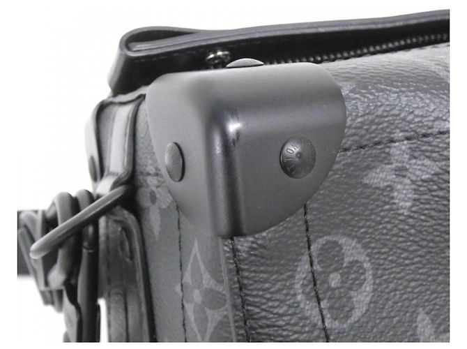 Bolsa de ombro Louis Vuitton Monogram Eclipse Seoul Trunk EW Preto - vista 7