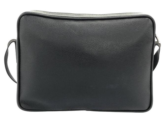 Borsa a tracolla Louis Vuitton Taiga Bumbag Outdoor Nero - vista 2