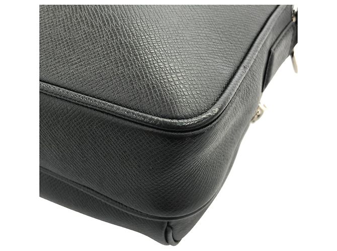 Borsa a tracolla Louis Vuitton Taiga Bumbag Outdoor Nero - vista 3