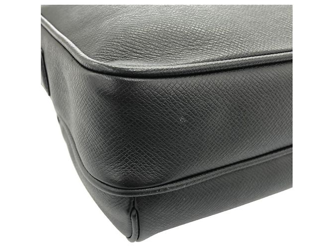 Borsa a tracolla Louis Vuitton Taiga Bumbag Outdoor Nero - vista 4