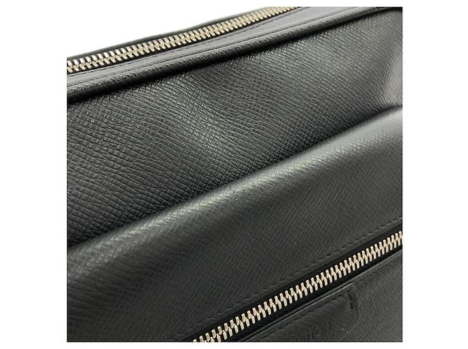 Borsa a tracolla Louis Vuitton Taiga Bumbag Outdoor Nero - vista 5