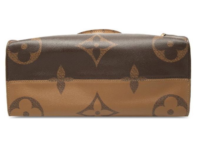 Bolsa Tote Louis Vuitton Monogram Giant Reverse OnTheGo MM Marrom - vista 3