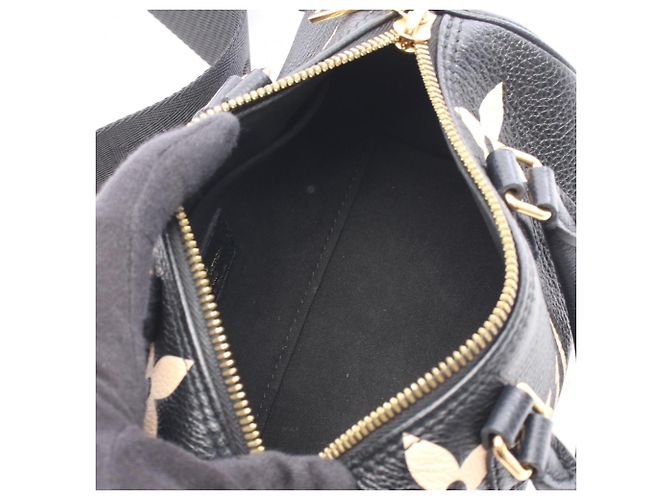 Borsa Louis Vuitton Papillon BB Bicolor Monogram Empreinte Nero Beige - vista 3