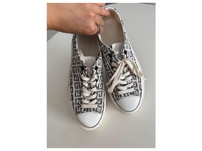 Givenchy Low-Top-Sneaker aus Monogramm-Canvas und Leder Schwarz Weiß - Ansicht 2