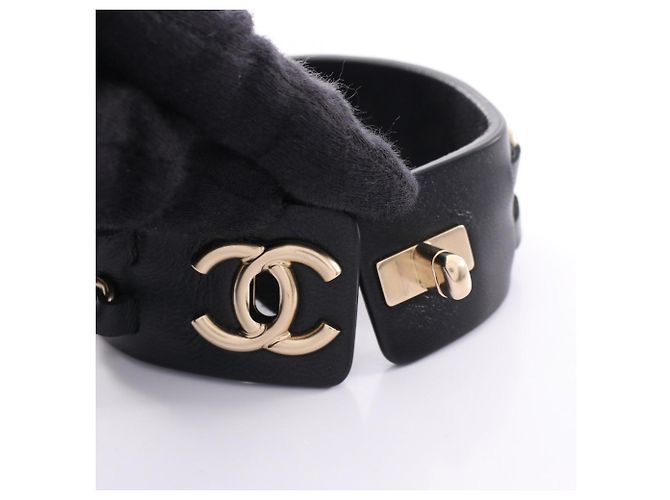 Timeless Pulsera Charm Chanel Coco Mark Turnlock Negro Dorado - vista 3