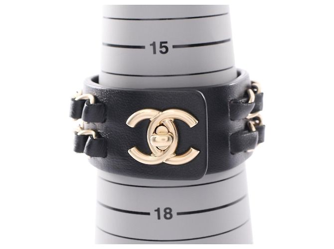 Timeless Pulsera Charm Chanel Coco Mark Turnlock Negro Dorado - vista 5