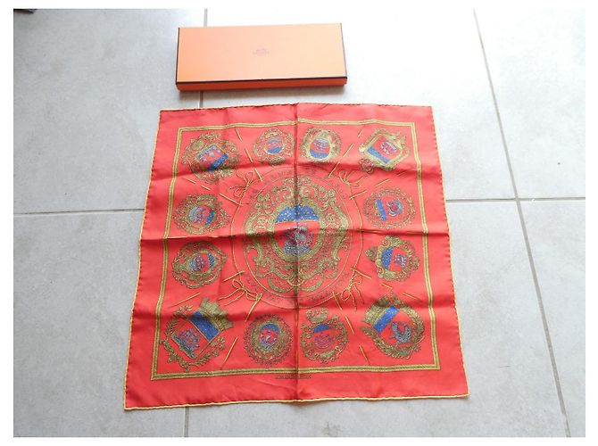 Hermès Gavroche 45 Foulard in Seta "Les Armes de Paris" Rosso e Oro D'oro - vista 3