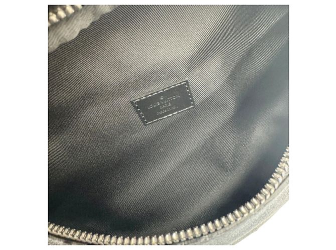 Louis Vuitton Discovery Bumbag PM M46035 Marrone Nero - vista 10