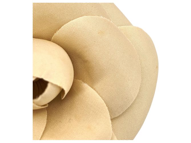 Timeless Chanel Vintage Camelia Blumen Brosche aus beigem Stoff - vista 2