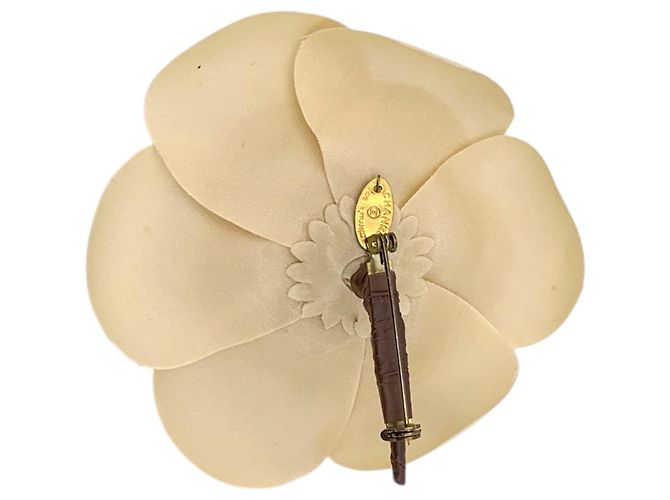 Timeless Chanel Vintage Camelia Blumen Brosche aus beigem Stoff - vista 3