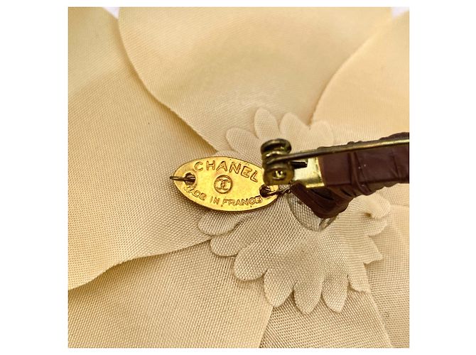 Timeless Chanel Vintage Camelia Blumen Brosche aus beigem Stoff - vista 4