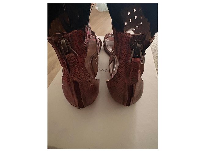 Sandali Alaïa in pelle rossa traforati con piume Nero Rosso - vista 15