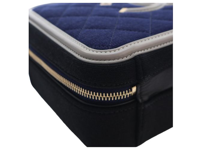 Vanity Pochette de toilette Chanel Blue Medium Tricolor Jersey CC Filigree Bleu Bleu Marine - vue 8