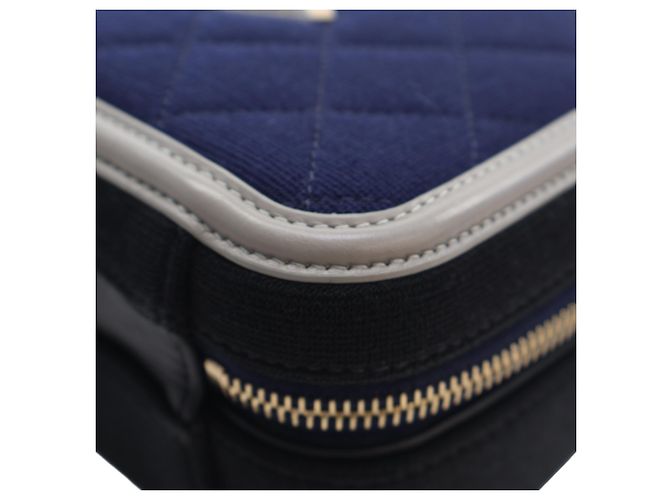 Vanity Pochette de toilette Chanel Blue Medium Tricolor Jersey CC Filigree Bleu Bleu Marine - vue 9