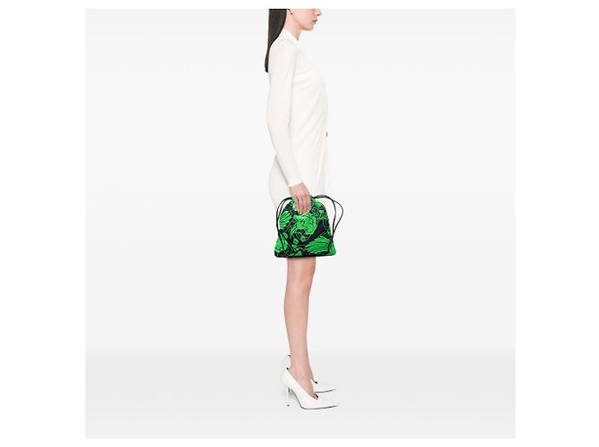 Miu Miu Kordelzug-Beutel aus schwarzem Canvas mit botanischem Blumenprint - Ansicht 6