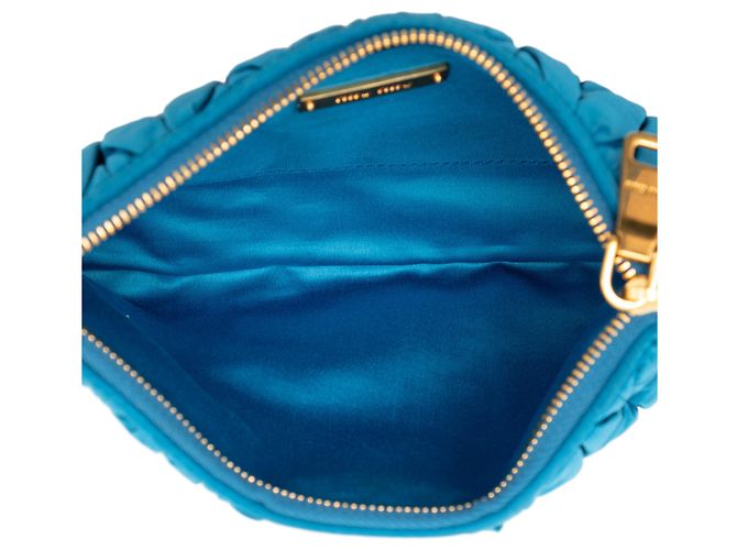 Miu Miu Clutch aus blauem Matelassé-Nylon - Ansicht 4