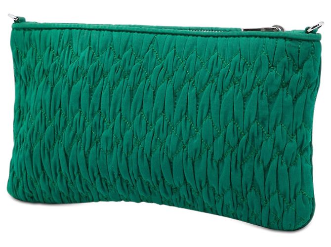 Miu Miu Matelassé Nylon Crossbody-Tasche in Grün mit Kristallkette - Ansicht 2