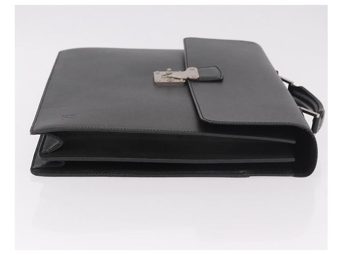 Louis Vuitton Serviette Moskova Taiga Leather Nero - vista 3