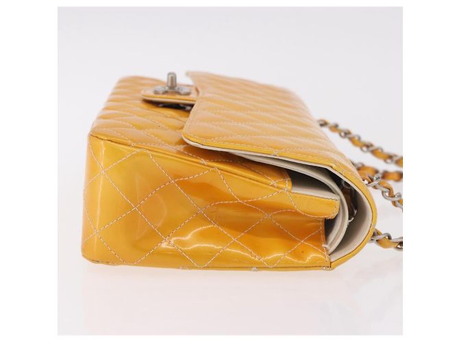Chanel Timeless - Classic Double Flap Quilted Patent Small Giallo - vista 3